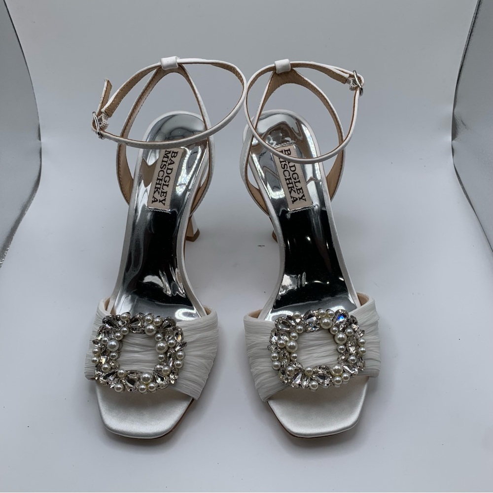 NWOB Badgley Mischka Women's Nixie Peep Toe Stiletto sandal-soft white SZ6 1407 - Picture 1 of 9
